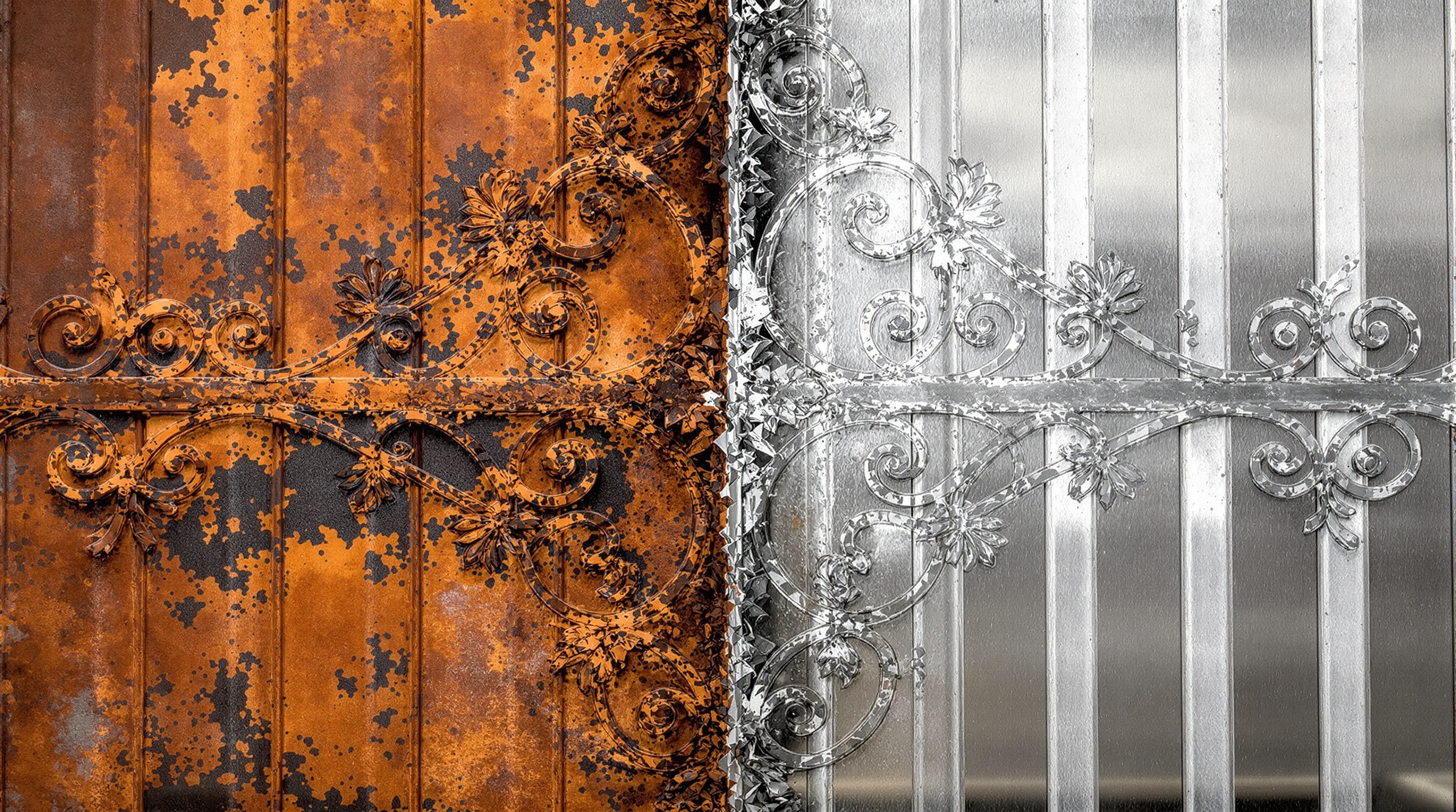 Пескоструйная обработка металлических ворот — до и после: ржавчина удалена, чистый металл